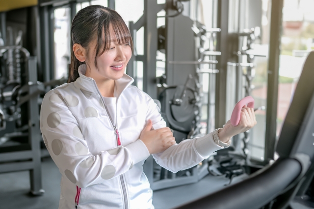 腕のトレーニングする女性